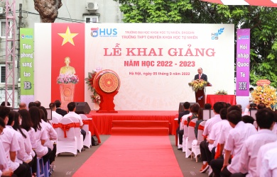 Chủ tịch Nước Nguyễn Xuân Phúc dự Lễ khai giảng năm học mới tại Trường THPT chuyên Khoa học Tự nhiên